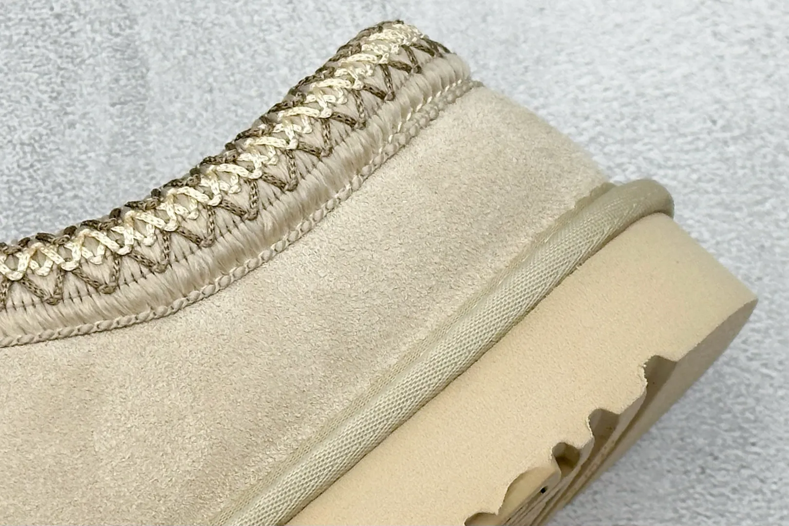 🐲💰 520 support store UGG Tasman ethnic style half slippers, Xiaohongshu hot style. This style is conceived based on the colorful traditional Chinese costume culture, exquisite craftsmanship, unique style and unique style. It fully demonstrates the style of this nation and has become the most popular fashion element in the world! Sheep fur is integrated with high quality to keep warm and lock in heat. Made of TPU molded suede upper material. Built-in artificial curly wool plush lining and insole. Choose 10mm UGGPURE™ implanted wool lining and removable UGGPURE™ implanted wool insole. Item No.: 5955 Size: 35-44. It is recommended to choose one size larger.